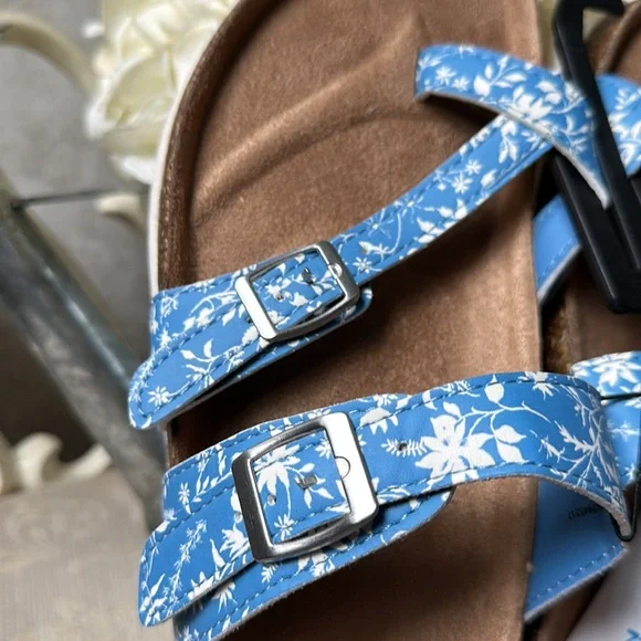 NWT women’s sandals size 7.5 blue & white floral with adjustable buckles - Picture 1 of 9